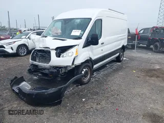 2018 Ford Transit z VIN 1FTYR2CM6JKA77870, wystawiony jako IAAI lot #42087185 z przebiegiem 142 452 mil mil oraz . Historia ofert i sprzedaży dostępna na DreamBid. Obrazek 2.