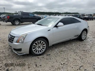 2012 Cadillac CTS z VIN 1G6DA1E35C0120472, wystawiony jako Copart lot #55891645 z przebiegiem 116 842 mil mil oraz Czysty tytuł • Clean title. Historia ofert i sprzedaży dostępna na DreamBid. Obrazek 1.