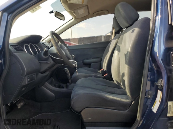 2009 Nissan Versa 1.6 z VIN 3N1CC11E49L476159, wystawiony jako Copart lot #53792025 z przebiegiem 242 459 mil mil oraz Szkoda całkowita • Salvage title. Historia ofert i sprzedaży dostępna na DreamBid. Obrazek 7.