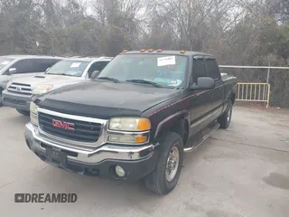 2003 GMC Sierra 1500HD SLE z VIN 1GTGC13U63F241508, wystawiony jako IAAI lot #41736802 z przebiegiem 228 853 mil mil oraz . Historia ofert i sprzedaży dostępna na DreamBid. Obrazek 2.