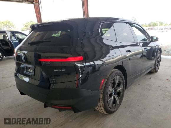 2023 BMW iX xDrive50 z VIN WB523CF08PCL23354, wystawiony jako Copart lot #67861052 z przebiegiem 718 mil mil oraz . Historia ofert i sprzedaży dostępna na DreamBid. Obrazek 3.