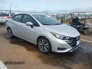 2023 Nissan Versa SV z VIN 3N1CN8EV2PL851282, wystawiony jako IAAI lot #41904319 z przebiegiem 41 651 mil mil oraz . Historia ofert i sprzedaży dostępna na DreamBid. Obrazek 1.