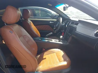 2013 Ford Mustang V6 z VIN 1ZVBP8AM2D5259728, wystawiony jako IAAI lot #42478522 z przebiegiem 179 685 mil mil oraz . Historia ofert i sprzedaży dostępna na DreamBid. Obrazek 5.
