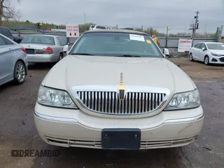 2003 Lincoln Town Car Cartier z VIN 1LNHM83W03Y656352, wystawiony jako IAAI lot #41898985 z przebiegiem 112 712 mil mil oraz . Historia ofert i sprzedaży dostępna na DreamBid. Obrazek 12.