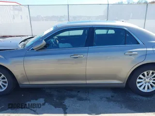 2014 Chrysler 300 z VIN 2C3CCAAGXEH335800, wystawiony jako IAAI lot #41984427 z przebiegiem 247 358 mil mil oraz . Historia ofert i sprzedaży dostępna na DreamBid. Obrazek 14.