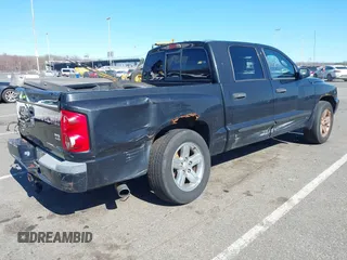 2007 Dodge Dakota SLT z VIN 1D7HW48JX7S196121, wystawiony jako IAAI lot #41863734 z przebiegiem 148 720 mil mil oraz . Historia ofert i sprzedaży dostępna na DreamBid. Obrazek 4.