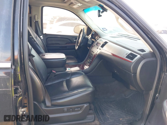 2008 Cadillac Escalade with VIN 1GYEC63868R200366, listed as a IAAI auction lot 41820968 with 190,559 mi miles. Bid and sale history available at carsss.com. Image 5.