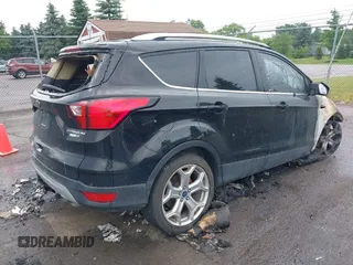 2019 Ford Escape Titanium z VIN 1FMCU9J95KUB24713, wystawiony jako IAAI lot #42554610 z przebiegiem Nie podano mil oraz . Historia ofert i sprzedaży dostępna na DreamBid. Obrazek 4.