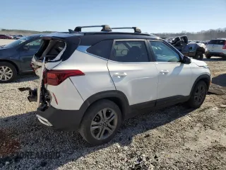 2023 Kia Seltos S z VIN KNDEU2AA5P7384758, wystawiony jako Copart lot #43904855 z przebiegiem 48 559 mil mil oraz Szkoda całkowita • Salvage title. Historia ofert i sprzedaży dostępna na DreamBid. Obrazek 3.