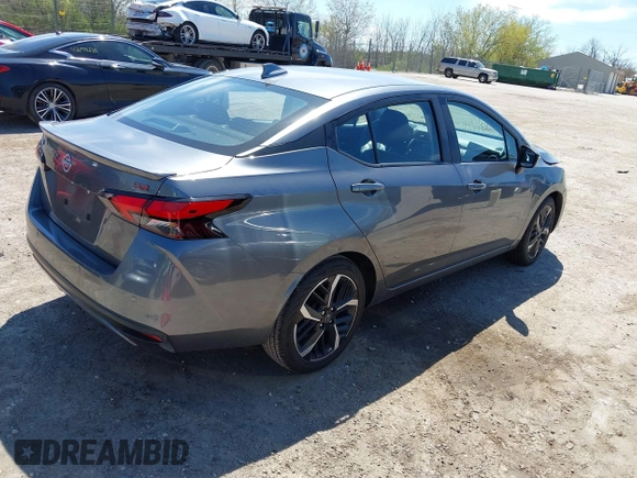2024 Nissan Versa SR z VIN 3N1CN8FV9RL865083, wystawiony jako IAAI lot #42193458 z przebiegiem 5 774 mil mil oraz . Historia ofert i sprzedaży dostępna na DreamBid. Obrazek 4.