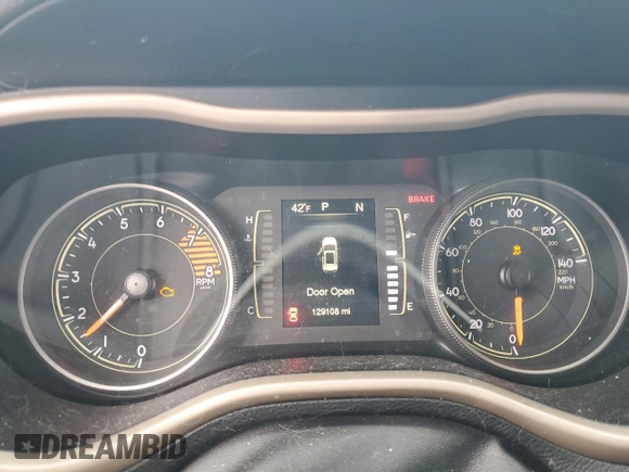 2017 Jeep Cherokee Sport z VIN 1C4PJLAS1HW667195, wystawiony jako Copart lot #42612245 z przebiegiem 129 108 mil mil oraz Szkoda całkowita • Salvage title. Historia ofert i sprzedaży dostępna na DreamBid. Obrazek 9.