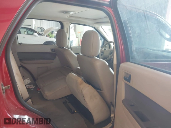 2010 Ford Escape XLT z VIN 1FMCU9DG6AKA55826, wystawiony jako IAAI lot #42337473 z przebiegiem 225 944 mil mil oraz . Historia ofert i sprzedaży dostępna na DreamBid. Obrazek 8.