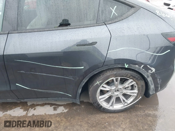 2024 Tesla Model Y Long Range z VIN 7SAYGDEE5RA260614, wystawiony jako IAAI lot #42191551 z przebiegiem 16 375 mil mil oraz . Historia ofert i sprzedaży dostępna na DreamBid. Obrazek 6.