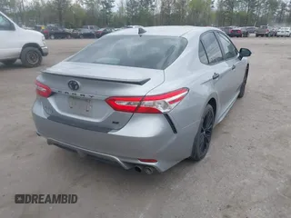 2020 Toyota Camry SE z VIN 4T1G11AK1LU334922, wystawiony jako IAAI lot #41964012 z przebiegiem 135 008 mil mil oraz . Historia ofert i sprzedaży dostępna na DreamBid. Obrazek 4.