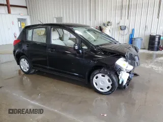 2007 Nissan Versa S z VIN 3N1BC13E47L404125, wystawiony jako Copart lot #57893205 z przebiegiem Nie podano mil oraz Szkoda całkowita • Salvage title. Historia ofert i sprzedaży dostępna na DreamBid. Obrazek 4.