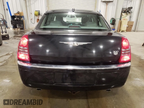 2005 Chrysler 300 C z VIN 2C3JA63H55H119210, wystawiony jako Copart lot #54727045 z przebiegiem 148 202 mil mil oraz Szkoda całkowita • Salvage title. Historia ofert i sprzedaży dostępna na DreamBid. Obrazek 6.