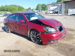 2014 Chrysler 200 Touring z VIN 1C3CCBBG1EN192411, wystawiony jako IAAI lot #42265075 z przebiegiem 130 241 mil mil oraz . Historia ofert i sprzedaży dostępna na DreamBid. Obrazek 1.