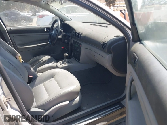 2004 Volkswagen Passat GLS z VIN WVWPD63B64P042673, wystawiony jako IAAI lot #42467361 z przebiegiem 259 067 mil mil oraz . Historia ofert i sprzedaży dostępna na DreamBid. Obrazek 5.