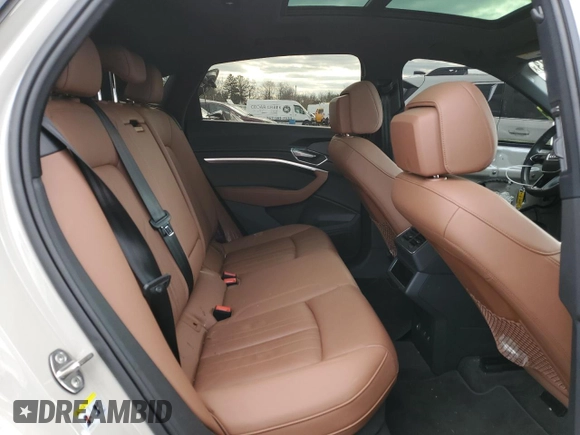 2022 Audi e-tron Sportback S line Premium z VIN WA11AAGE2NB013721, wystawiony jako Copart lot #81812643 z przebiegiem 40 749 mil mil oraz . Historia ofert i sprzedaży dostępna na DreamBid. Obrazek 10.