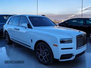 2022 Rolls-Royce Cullinan Black Badge z VIN SLATV8C02NU2121XX, wystawiony jako Copart lot #49549395 z przebiegiem 5 245 mil mil oraz Czysty tytuł • Clean title. Historia ofert i sprzedaży dostępna na DreamBid. Obrazek 1.