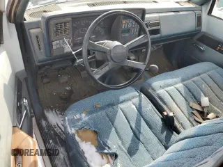 1994 GMC Sierra 3500 z VIN 1GTGC34K0RE552892, wystawiony jako Copart lot #45672255 z przebiegiem 379 943 mil mil oraz Szkoda całkowita • Salvage title. Historia ofert i sprzedaży dostępna na DreamBid. Obrazek 8.
