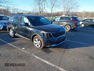 2024 Kia Sorento LX z VIN 5XYRG4JC5RG274627, wystawiony jako IAAI lot #41646967 z przebiegiem 23 440 mil mil oraz . Historia ofert i sprzedaży dostępna na DreamBid. Obrazek 1.