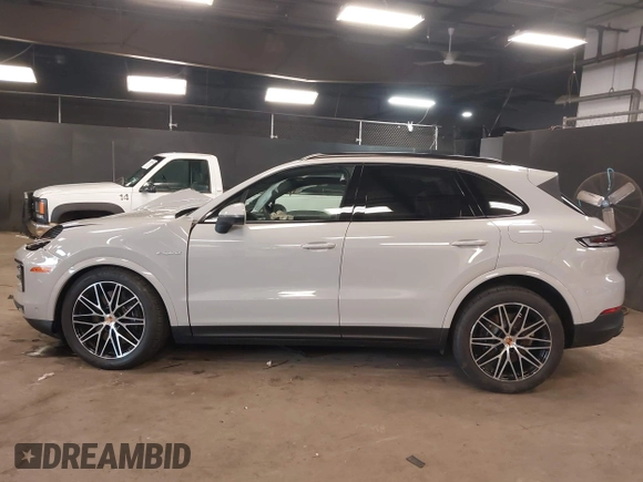 2025 Porsche Cayenne E-Hybrid Hybrid z VIN WP1AE2AY2SDA16359, wystawiony jako IAAI lot #41886547 z przebiegiem 2 828 mil mil oraz . Historia ofert i sprzedaży dostępna na DreamBid. Obrazek 15.
