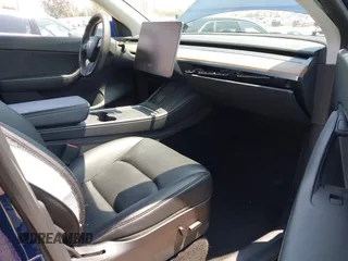 2022 Tesla Model Y Performance z VIN 7SAYGDEF7NF393235, wystawiony jako IAAI lot #42106027 z przebiegiem 50 959 mil mil oraz . Historia ofert i sprzedaży dostępna na DreamBid. Obrazek 5.