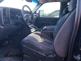 2006 GMC Sierra 3500 SRW SLE2 z VIN 1GTHK33D06F144800, wystawiony jako Copart lot #82736454 z przebiegiem 221 034 mil mil oraz Szkody całkowita. Historia ofert i sprzedaży dostępna na DreamBid. Obrazek 7.
