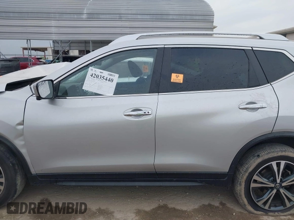 2020 Nissan Rogue SV z VIN JN8AT2MT2LW017772, wystawiony jako IAAI lot #42035440 z przebiegiem 47 503 mil mil oraz . Historia ofert i sprzedaży dostępna na DreamBid. Obrazek 15.