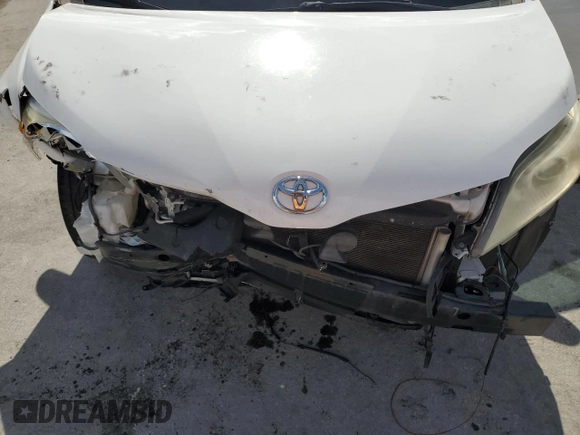 2014 Toyota Sienna LE AAS z VIN 5TDKK3DC1ES468896, wystawiony jako Copart lot #60520405 z przebiegiem 239 779 mil mil oraz Szkoda całkowita • Salvage title. Historia ofert i sprzedaży dostępna na DreamBid. Obrazek 12.