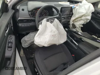 2025 Nissan Altima SV z VIN 1N4BL4DV1SN300042, wystawiony jako Copart lot #54132235 z przebiegiem 21 988 mil mil oraz Szkoda całkowita • Salvage title. Historia ofert i sprzedaży dostępna na DreamBid. Obrazek 8.