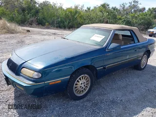 1995 Chrysler LeBaron z VIN 1C3EU4531SF679446, wystawiony jako IAAI lot #41441543 z przebiegiem 105 525 mil mil oraz . Historia ofert i sprzedaży dostępna na DreamBid. Obrazek 2.