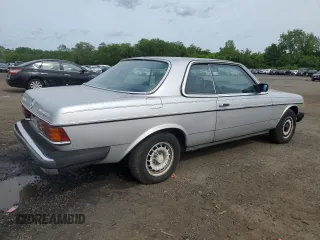 1982 Mercedes-Benz 300 z VIN WDBAB53A2CB000735, wystawiony jako Copart lot #55558185 z przebiegiem 176 245 mil mil oraz Czysty tytuł • Clean title. Historia ofert i sprzedaży dostępna na DreamBid. Obrazek 3.
