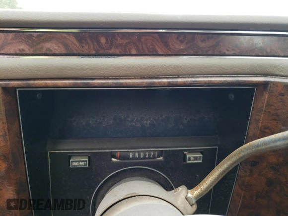 1992 Cadillac Brougham z VIN 1G6DW5479NR710170, wystawiony jako Copart lot #70194164 z przebiegiem Nie podano mil oraz Nie do naprawy • Non repairable. Historia ofert i sprzedaży dostępna na DreamBid. Obrazek 9.