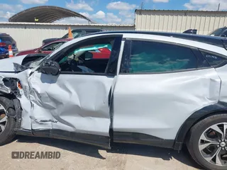 2023 Ford Mustang Mach-E Premium z VIN 3FMTK3SU2PMA96628, wystawiony jako IAAI lot #42225953 z przebiegiem Nie podano mil oraz . Historia ofert i sprzedaży dostępna na DreamBid. Obrazek 13.