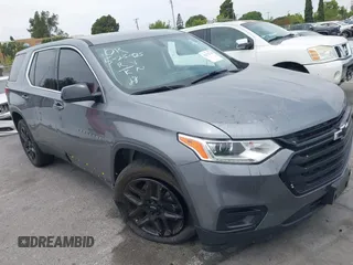 2020 Chevrolet Traverse LS z VIN 1GNERFKW2LJ167062, wystawiony jako IAAI lot #42372716 z przebiegiem 65 741 mil mil oraz . Historia ofert i sprzedaży dostępna na DreamBid. Obrazek 1.