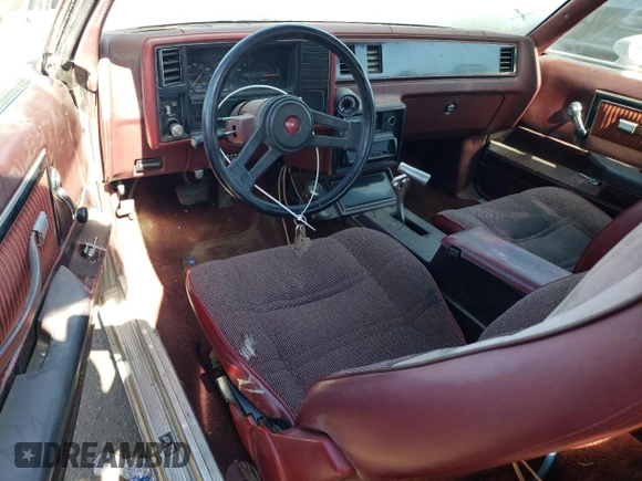 1981 Chevrolet Monte Carlo z VIN 1G1AZ37J9BK431804, wystawiony jako Copart lot #76023804 z przebiegiem 68 941 mil mil oraz Tytuł czysty. Historia ofert i sprzedaży dostępna na DreamBid. Obrazek 8.