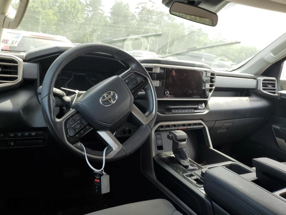 2024 Toyota Tundra SR5 z VIN 5TFLA5DB0RX151993, wystawiony jako Copart lot #56543025 z przebiegiem 17 502 mil mil oraz Szkoda całkowita • Salvage title. Historia ofert i sprzedaży dostępna na DreamBid. Obrazek 8.