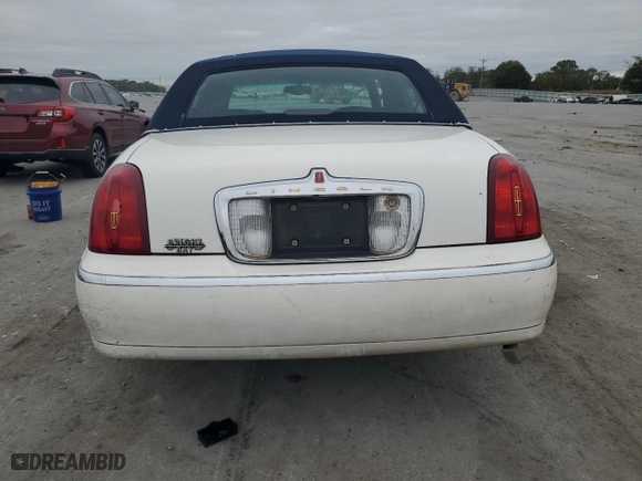 1999 Lincoln Town Car Signature with VIN 1LNHM82W3XY672309, listed as a Copart auction lot 72016204 with 31,578 mi miles and Salvage Title. Bid and sale history available at carsss.com. Image 6.