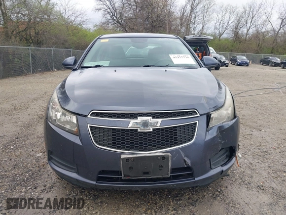 2014 Chevrolet Cruze 1LT z VIN 1G1PC5SB0E7213216, wystawiony jako IAAI lot #41955710 z przebiegiem 147 003 mil mil oraz . Historia ofert i sprzedaży dostępna na DreamBid. Obrazek 12.