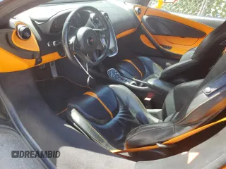 2017 McLaren 570S z VIN SBM13DAA7HW001866, wystawiony jako Copart lot #59182654 z przebiegiem 32 951 mil mil oraz Szkody całkowita. Historia ofert i sprzedaży dostępna na DreamBid. Obrazek 8.