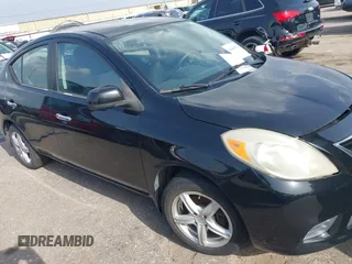 2012 Nissan Versa SV z VIN 3N1CN7AP4CL895652, wystawiony jako IAAI lot #42643912 z przebiegiem 181 284 mil mil oraz . Historia ofert i sprzedaży dostępna na DreamBid. Obrazek 1.