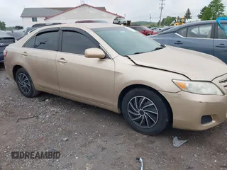 2011 Toyota Camry LE z VIN 4T1BF3EK9BU140509, wystawiony jako IAAI lot #42319616 z przebiegiem 232 091 mil mil oraz . Historia ofert i sprzedaży dostępna na DreamBid. Obrazek 1.