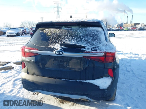 2021 Kia Seltos LX z VIN KNDEPCAAXM7104888, wystawiony jako IAAI lot #41598172 z przebiegiem 51 571 mil mil oraz . Historia ofert i sprzedaży dostępna na DreamBid. Obrazek 16.