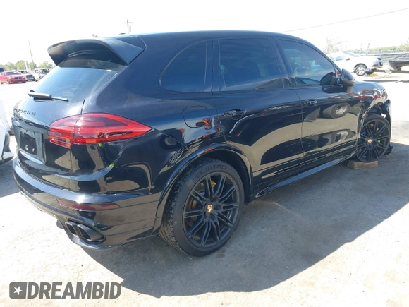 2015 Porsche Cayenne Turbo z VIN WP1AC2A2XFLA80727, wystawiony jako IAAI lot #42031257 z przebiegiem 83 368 mil mil oraz . Historia ofert i sprzedaży dostępna na DreamBid. Obrazek 4.