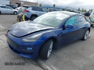 2021 Tesla Model 3 Standard Range Plus z VIN 5YJ3E1EA9MF020860, wystawiony jako IAAI lot #42246074 z przebiegiem 52 674 mil mil oraz . Historia ofert i sprzedaży dostępna na DreamBid. Obrazek 2.