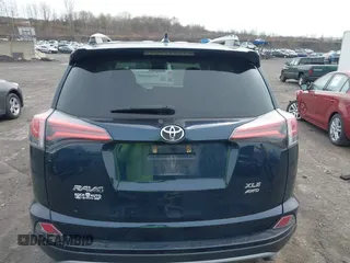 2018 Toyota RAV4 XLE with VIN 2T3RFREV9JW746782, listed as a IAAI auction lot 42065755 with 61,219 mi miles. Bid and sale history available at carsss.com. Image 16.