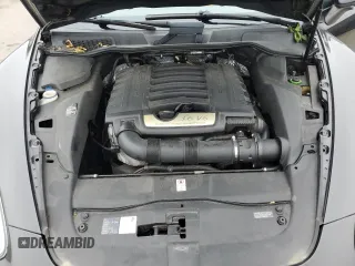 2012 Porsche Cayenne z VIN WP1AA2A21CLA11779, wystawiony jako Copart lot #60248175 z przebiegiem 131 748 mil mil oraz Szkoda całkowita • Salvage title. Historia ofert i sprzedaży dostępna na DreamBid. Obrazek 12.