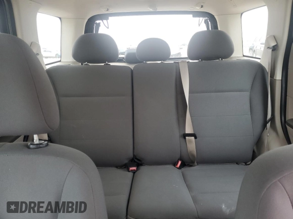 2008 Ford Escape XLS z VIN 1FMCU02Z58KD73950, wystawiony jako Copart lot #46569725 z przebiegiem 133 171 mil mil oraz Czysty tytuł • Clean title. Historia ofert i sprzedaży dostępna na DreamBid. Obrazek 10.